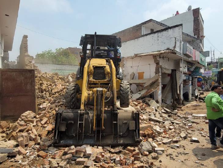 शूटर गुलाम का रसूलाबाद रोड स्थित घर सोमवार को दो बुलडोजर लगाकर गिरा दिया गया।