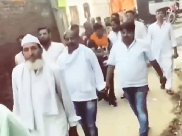 अतीक अहमद के बेटे अली के साथ उमेश पाल शूटआउट में शामिल रहे साबिर और मुस्लिम गुड्‌डू नजर आते हैे।