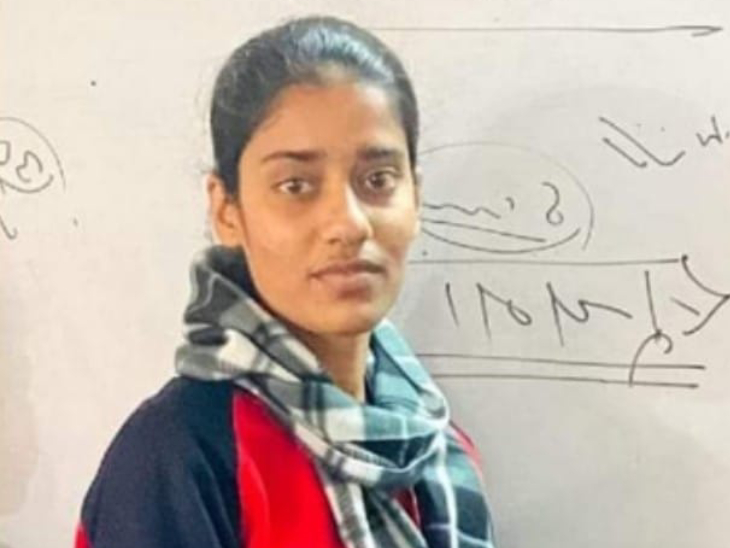 कॉमर्स टॉपर सौम्या शर्मा।