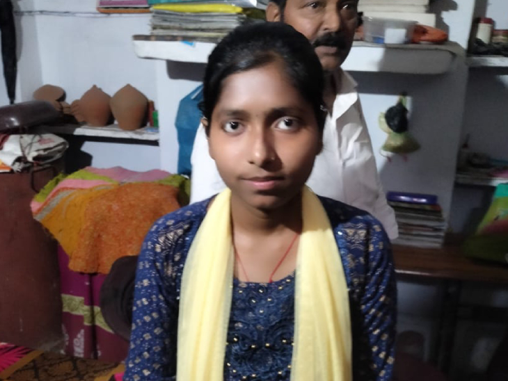 गया की कोमल कुमारी कॉमर्स की सेकंड टॉपर है, उनके पिता की आटा चक्की है।