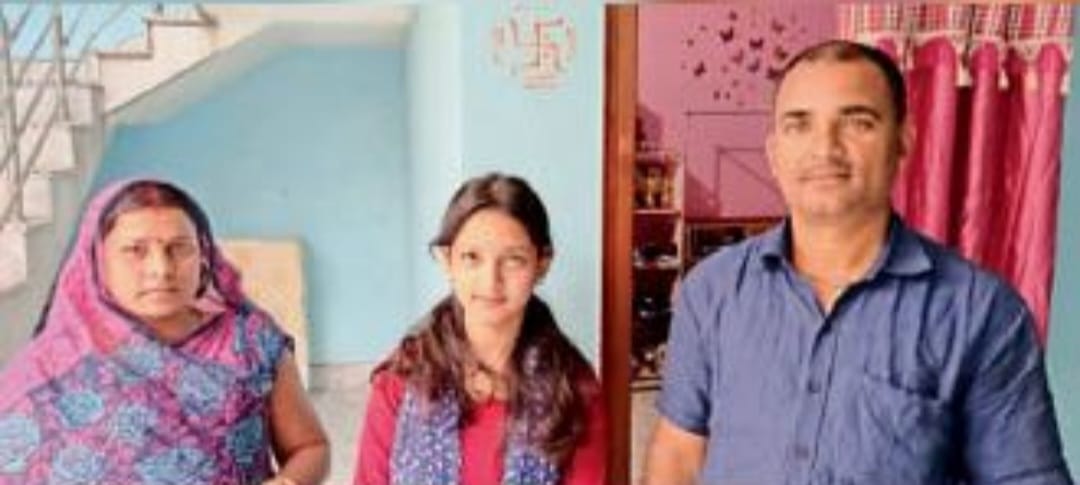 माता-पिता के साथ आयुषी।