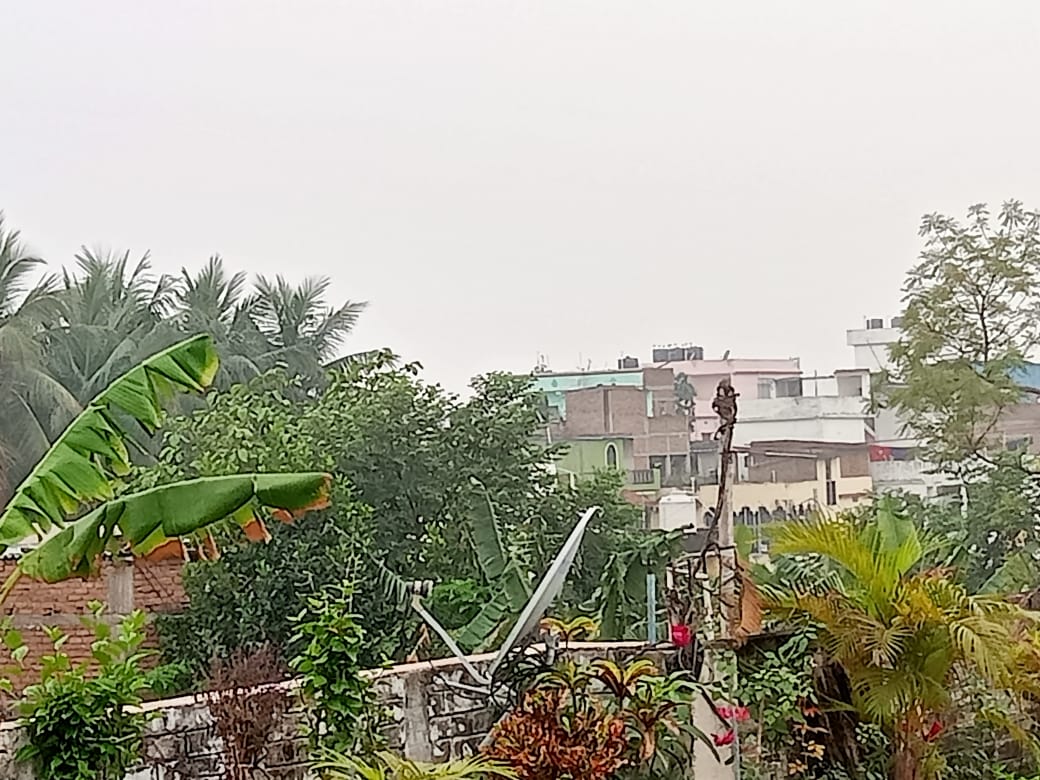 वैशाली जिले के हाजीपुर में आज सुबह से ही आसमान में बादल छाए हुए हैं।