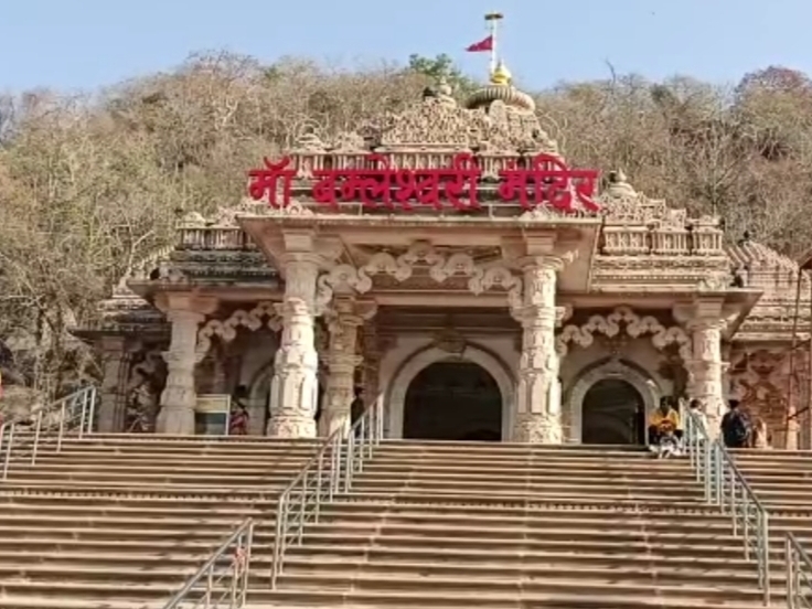 1600 फीट ऊपर पहाड़ों पर स्थित मां बम्लेश्वरी के दर्शन के लिए 1100 से भी अधिक सीढ़ियां चढ़कर भक्त यहां पहुंचते हैं।