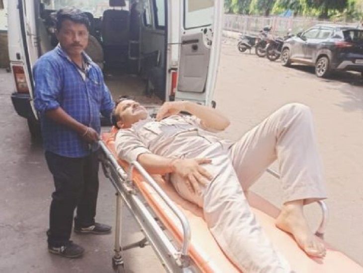 घायल सुरक्षा कर्मी को स्ट्रेचर पर इलाज के लिए ले जाते हुए