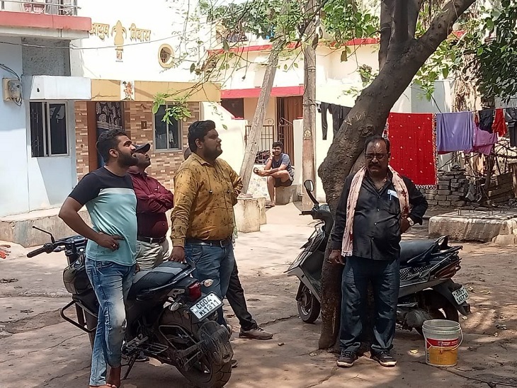 दुर्घटना के बाद मोहल्ले के लोग शोक में डूबे