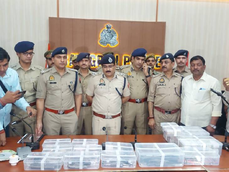 अतीक के कार्यालय से मिले 74 लाख 72 हजार रुपये, 11 वेपन ।