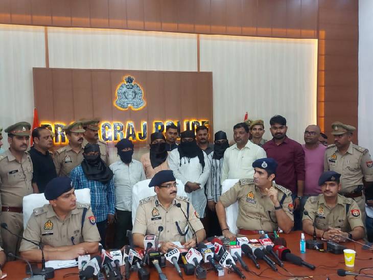 पुलिस ने अतीक अहमद के पांच गुर्गों को गिरफ्तार कर मीडिया के सामने पेश किया।
