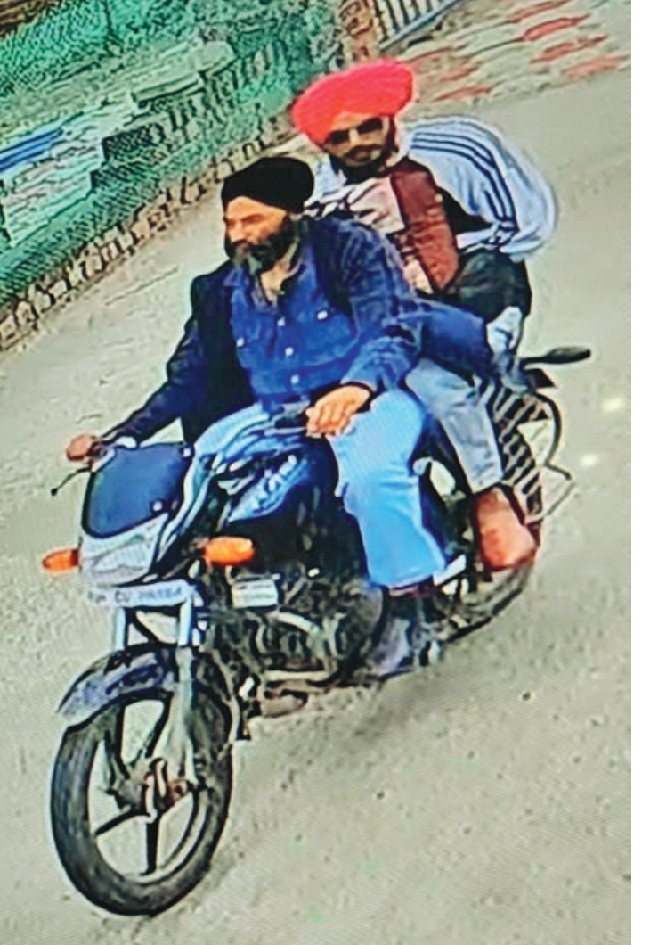 यह तस्वीर जालंधर के एक गांव के CCTV से ली गई है। पुलिस का दावा है कि अमृतपाल बाइक पर सवार होकर फरार हुआ है।