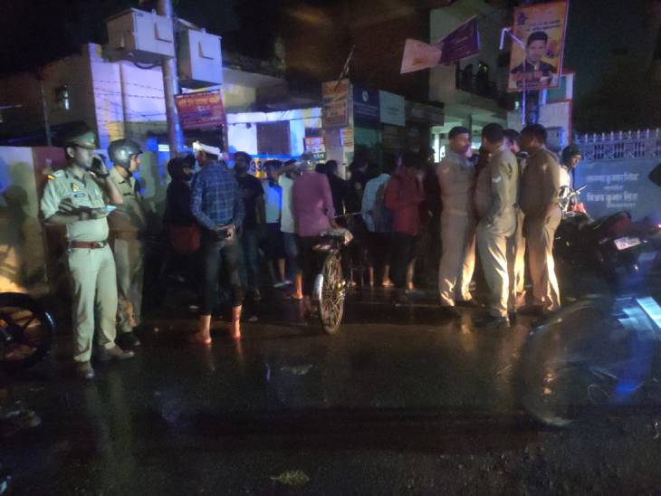 वाराणसी में प्रेमनगर तिराहे के पास सड़क पर लगा बारिश का पानी बना काल।
