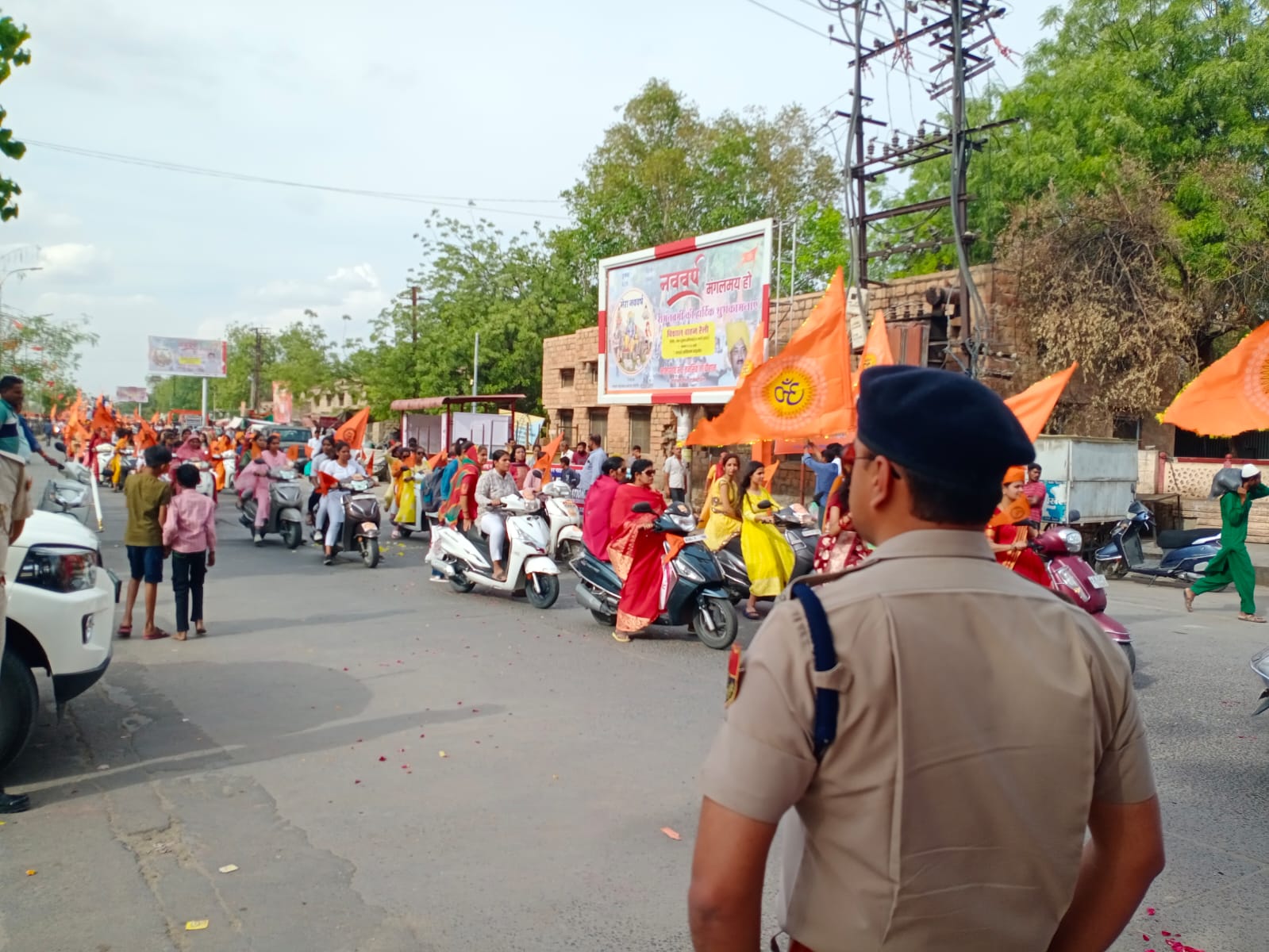 Barmer colored in saffron, thousands of young men and women took out a