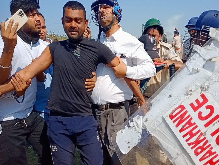 पुलिस ने छात्र नेता जयराम महतो को हिरासत में लिया है।