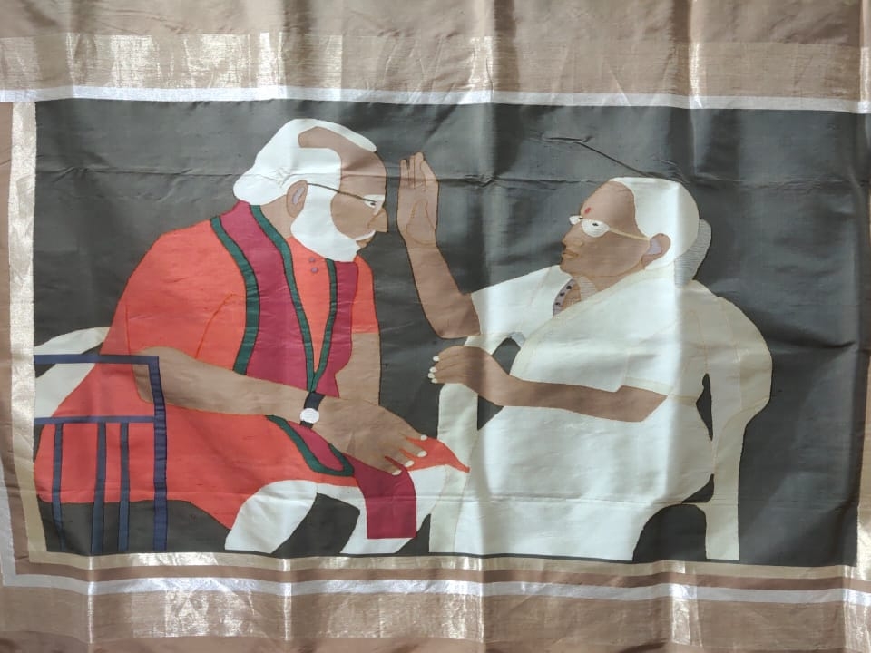 पीएम मोदी को बुनकर सर्वेश श्रीवास्तव एक खास साड़ी तोहफे में देंगे। इसे पीएम की मां की याद में बनाया गया है।