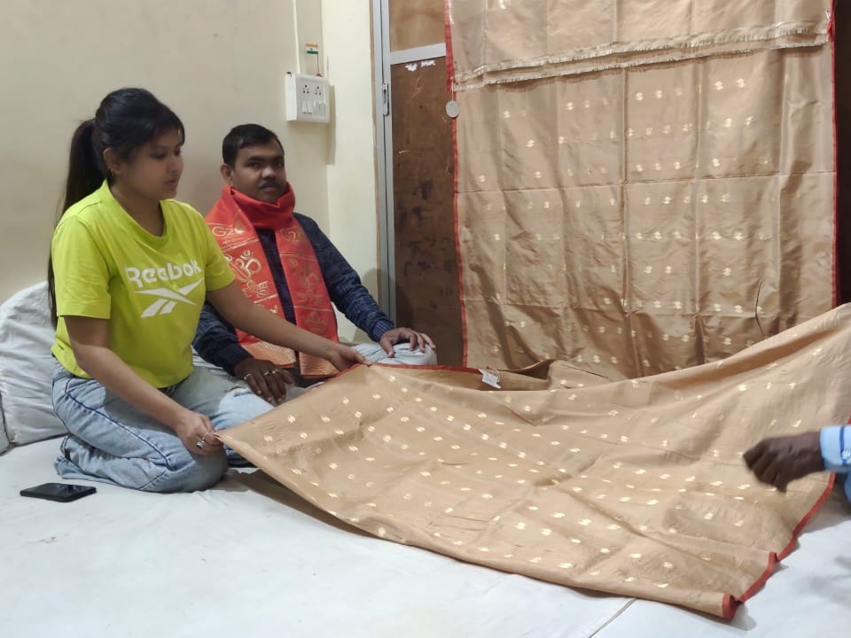पीएम मोदी को तोहफे में तैयार की गई खास साड़ी। जिसे उनकी मां की याद में बनाया गया है।