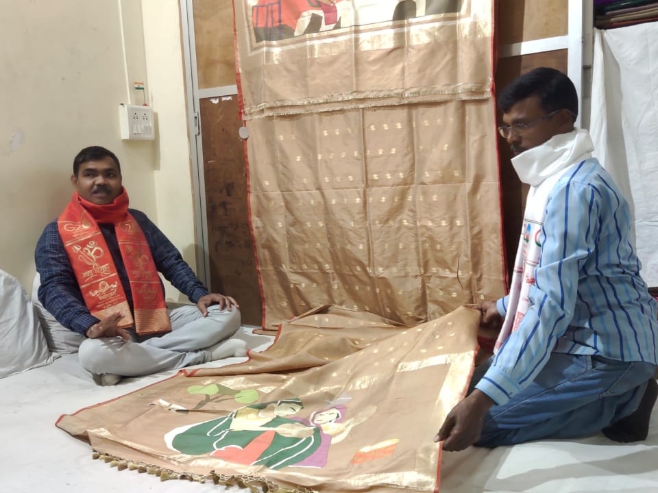 10 बुनकरों ने मिलकर इस साड़ी को तैयार किया है।