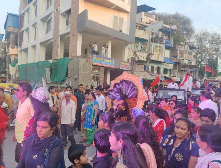 शोभायात्रा में बड़ी संख्या में महिलाएं भी शामिल हुई।