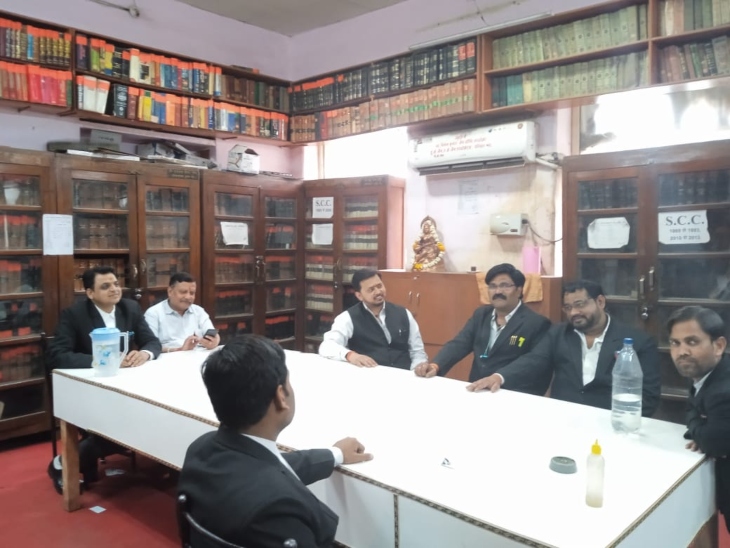 हड़ताल के दौरान कोर्ट परिसर स्थित अपने चेंबर में बैठे वकील रणनीति बनाते हुए