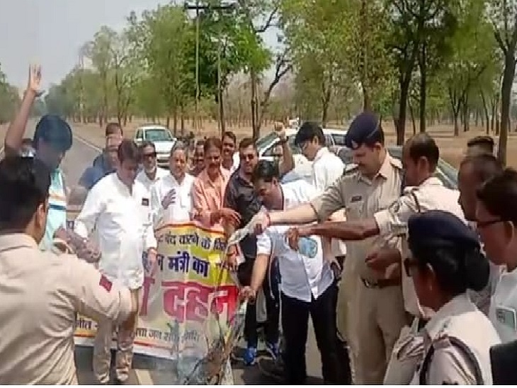 बिलासपुर में हवाई सुविधाओं के विस्तार की मांग को लेकर किया प्रदर्शन। - Dainik Bhaskar