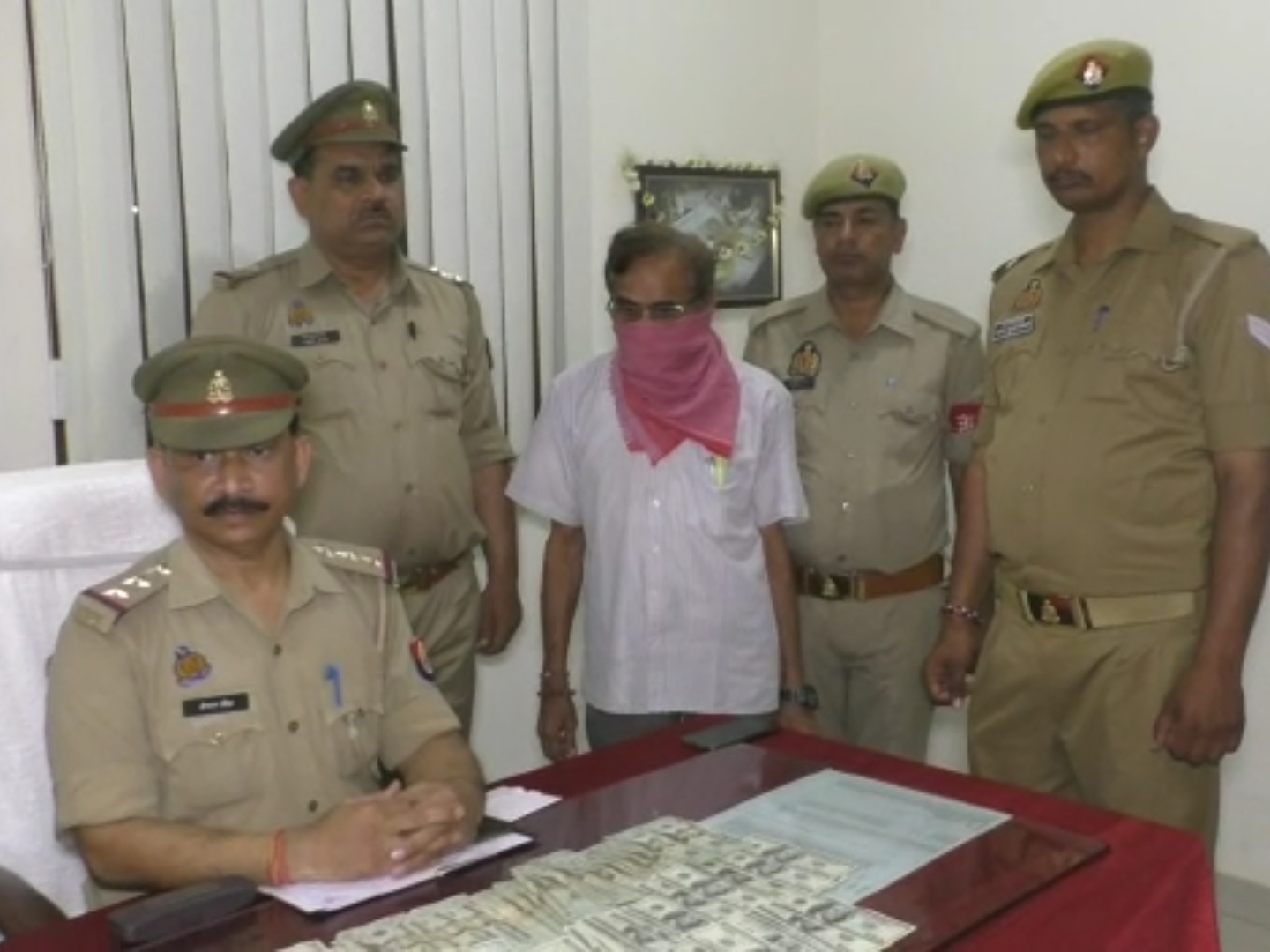 पुलिस की गिरफ्त में आरोपी।