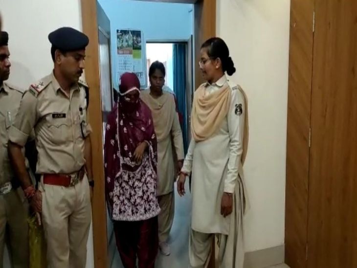 आरोपी युवती लेखा देवांगन पुलिस की गिरफ्त में। बिलासपुर से गिरफ्तार कर कांकेर लाया गया।