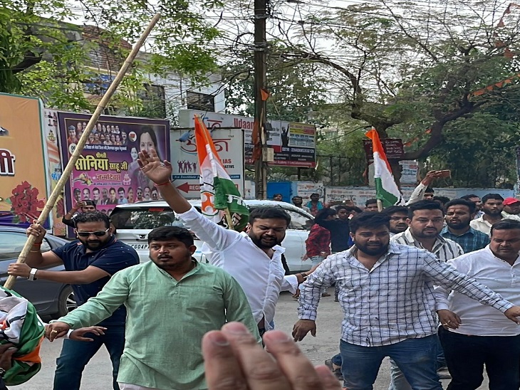 भाजपा कार्यालय पहुंचे कांग्रेसियों के साथ पूर्व युवा मोर्चा अध्यक्ष अमित साहू भिड़े।
