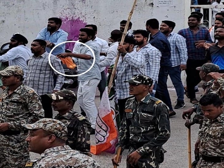 कांग्रेस कार्यकर्ताओं ने भाजपाइयों पर अंडे बरसाए, जो राजीव भवन के बाहर हंगामा कर रहे थे।