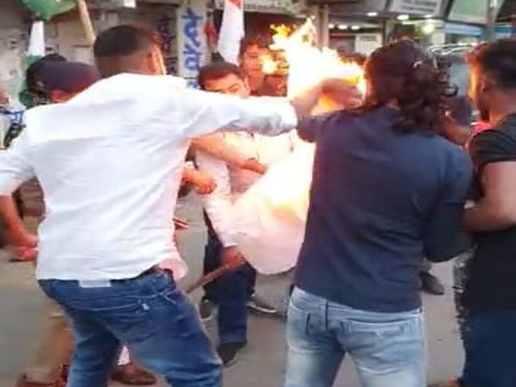पुतला दहन के दौरान ऐसी मची आपाधापी।