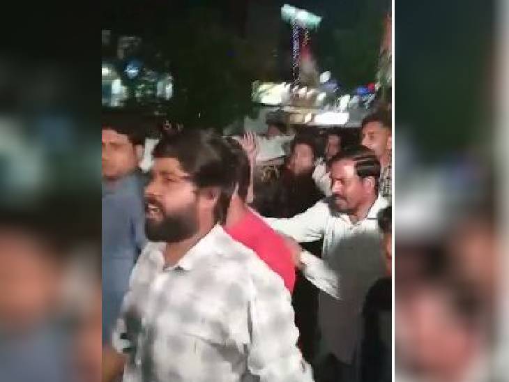 ग्वालियर में कांग्रेसियों ने केंद्र की मोदी सरकार की अर्थी निकाली।