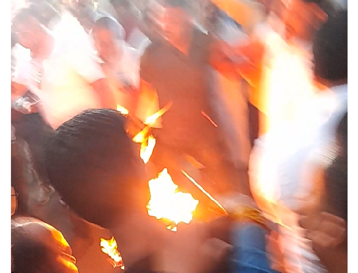 जबलपुर में कांग्रेसियों ने मोदी सरकार का पुतला फूंका।