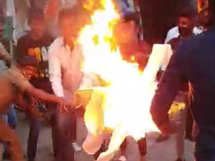 इंदौर में कांग्रेसियों ने पीएम का पुतला फूंका।