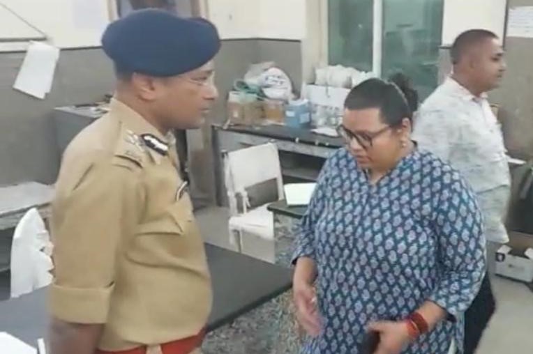 फायरिंग की घटना के बाद आईजी व एसपी भी पीबीएम अस्पताल पहुंचे।