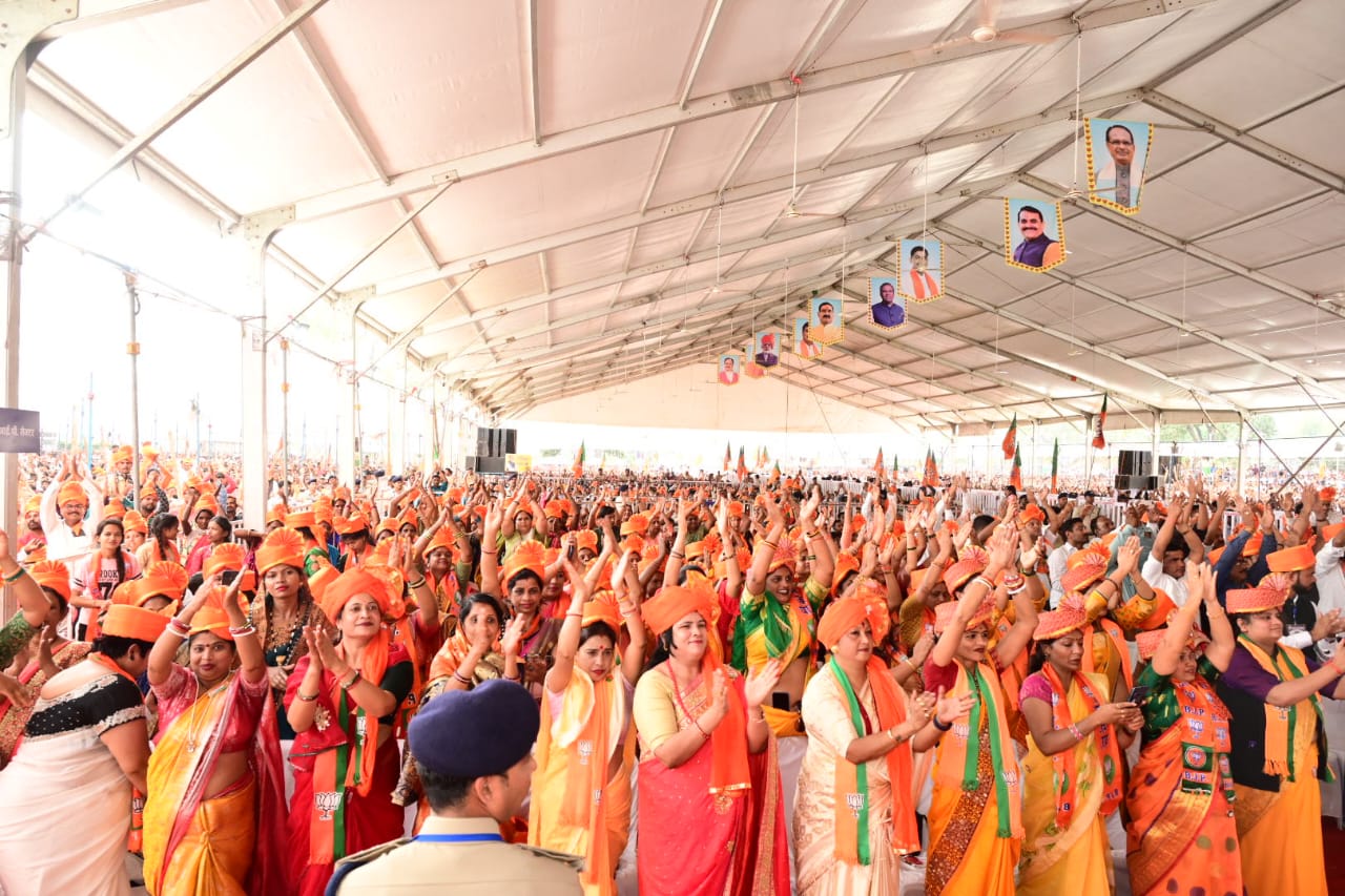 बीजेपी ने छिंदवाड़ा में आयोजित रैली को महाविजय उद्घोष जनसभा का नाम दिया। इस दौरान बीजेपी कार्यकर्ता सिर पर भगवा पगड़ी और गले में बीजेपी का दुपट्टा डालकर आए थे।