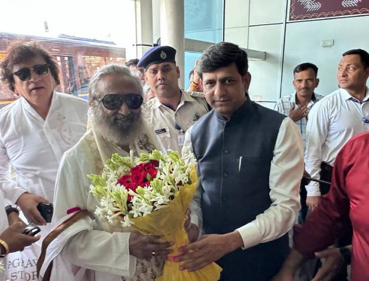 अंतरराष्ट्रीय आध्यात्मिक गुरु श्रीश्री रविशंकर का स्वागत करते महापौर भार्गव।