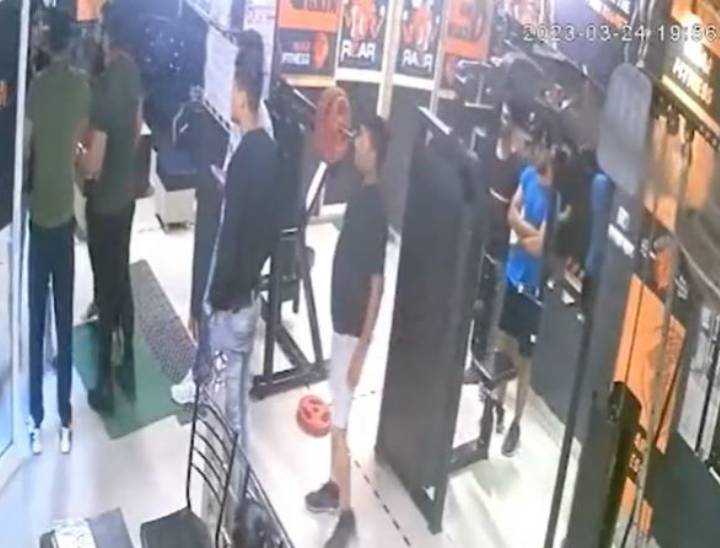 जिम में मारपीट करते आरोपी।