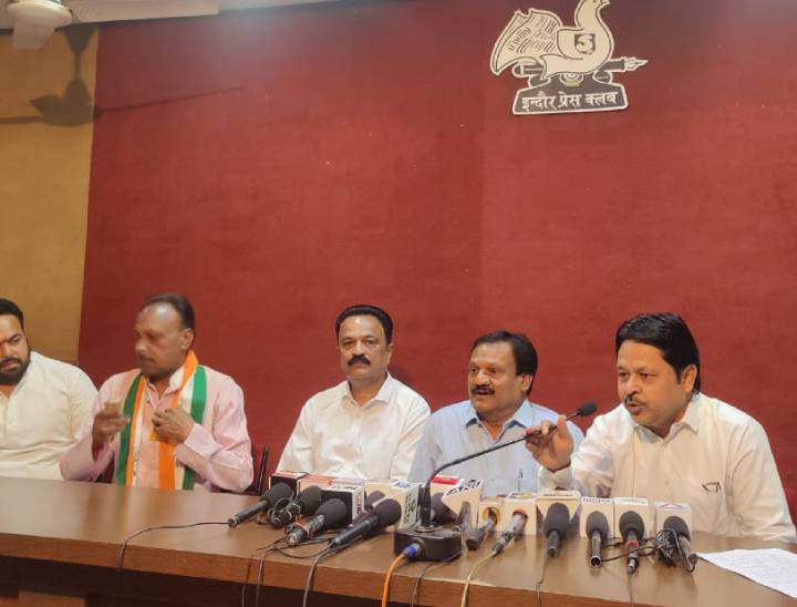 इंदौर प्रेस क्लब में मीडिया से चर्चा करते पूर्व मंत्री सज्जन वर्मा।