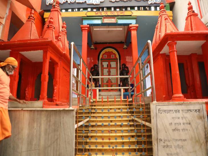 3.08 करोड़ से काशी के 3 खंडों विश्वेश्वर, केदारेश्वर और ओंकारेश्वर खंड के बीच मौजूद 301 मंदिरों का जीणोद्धार कराया गया है।
