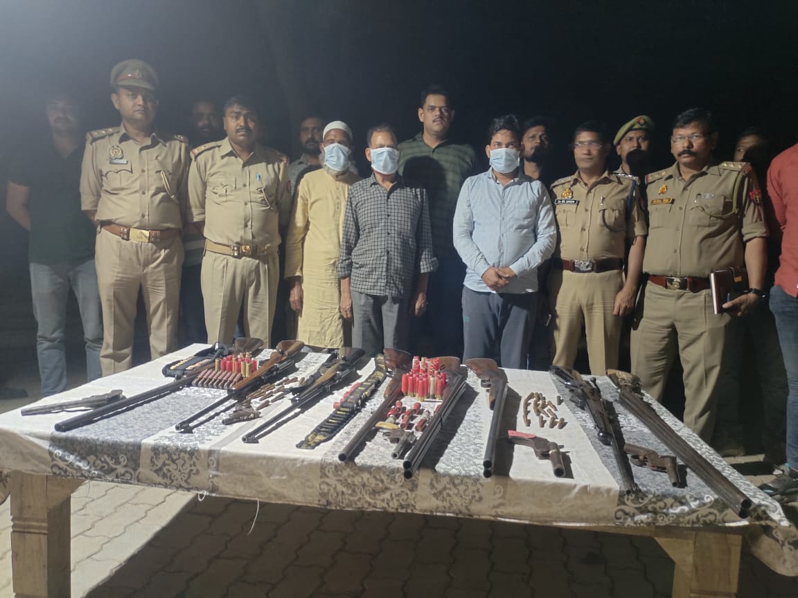 शूटर अब्दुल कवि के मददगारों से बरामद असलहे।