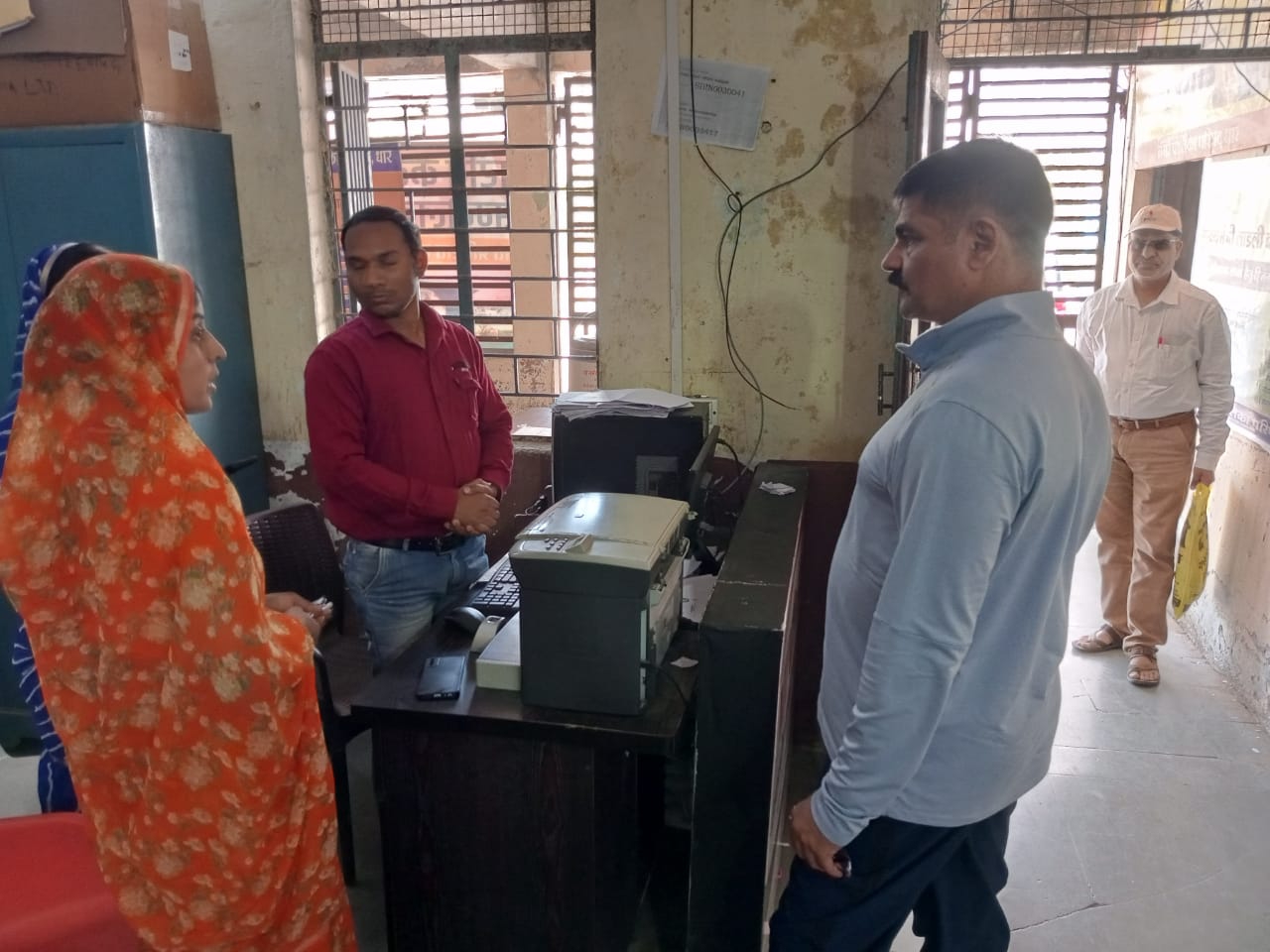 ऑफलाइन जमा कर रहे, CMO के निरीक्षण में 6 कर्मचारी अनुपस्थित मिले; नोटिस ...