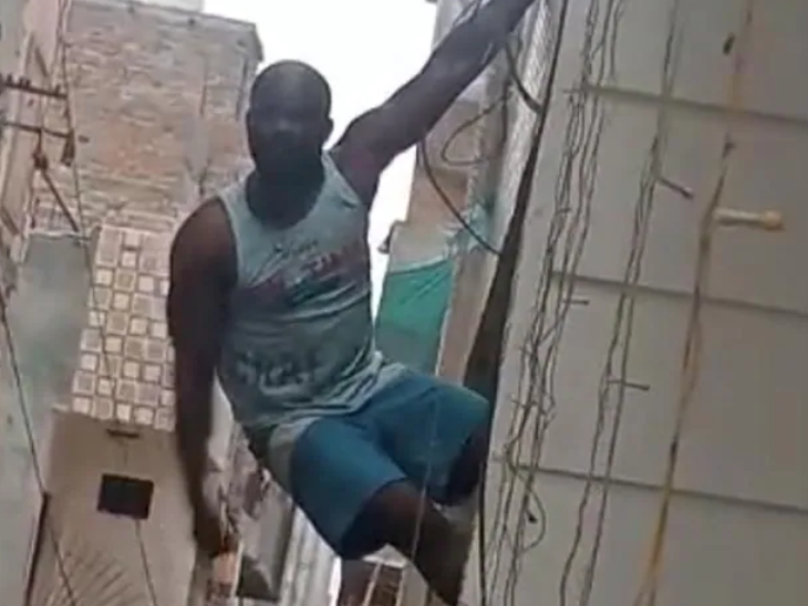 नाइजीराई नागरिक का नाम एनदिनोजुओ है। वह 37 साल का है।