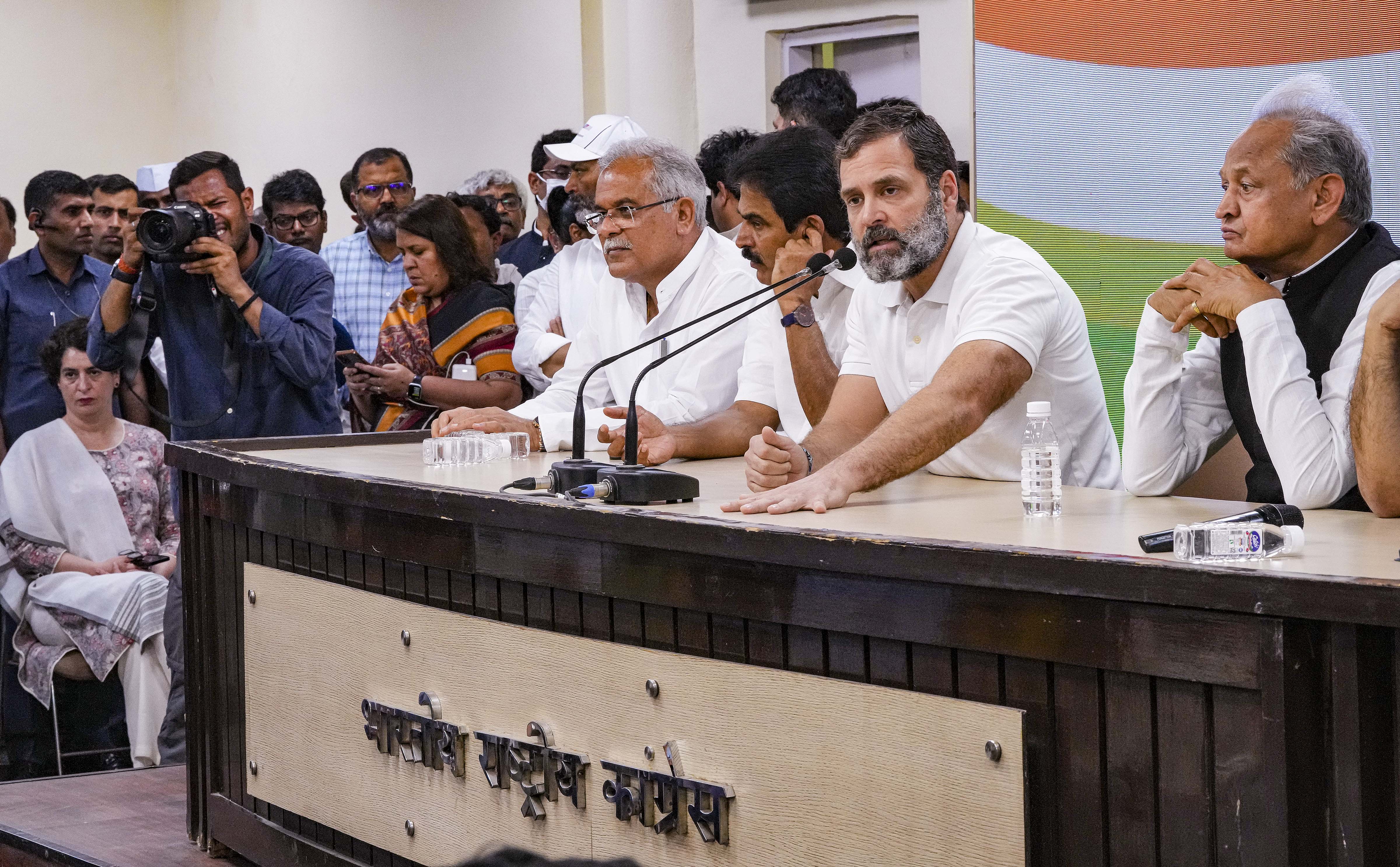 राहुल गांधी शनिवार को प्रियंका गांधी के साथ कांग्रेस ऑफिस पहुंचे और मीडिया से बात की।