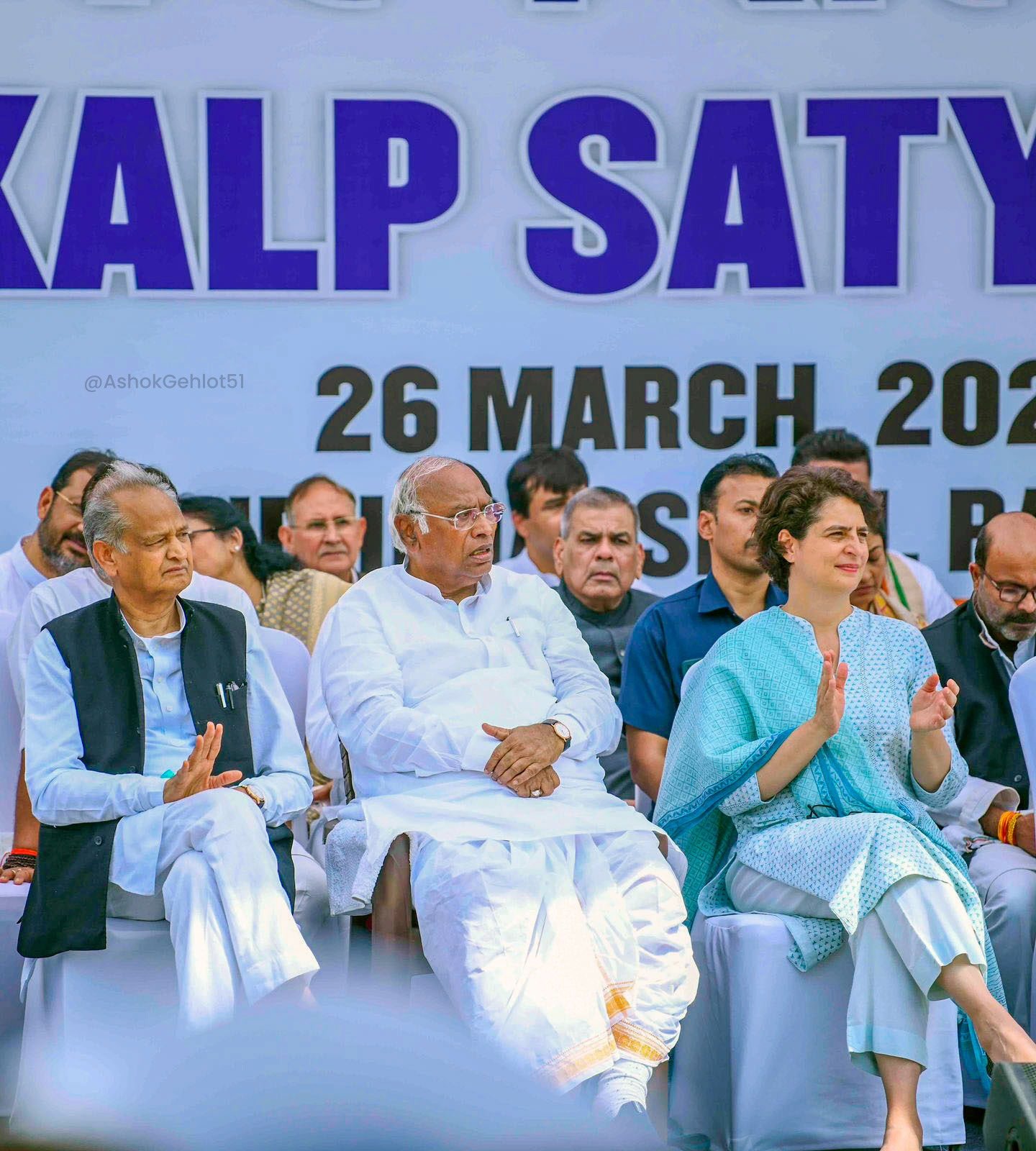 दिल्ली में राजघाट पर चल रहे कांग्रेस के सत्याग्रह में पहुंचे सीएम गहलोत।