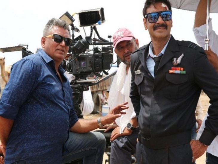 भुज दी प्राइड ऑफ इंडिया की शूटिंग के दौरान अभिनेता अजय देवगन के साथ फिल्म के निर्देशक अभिषेक दुधैया।