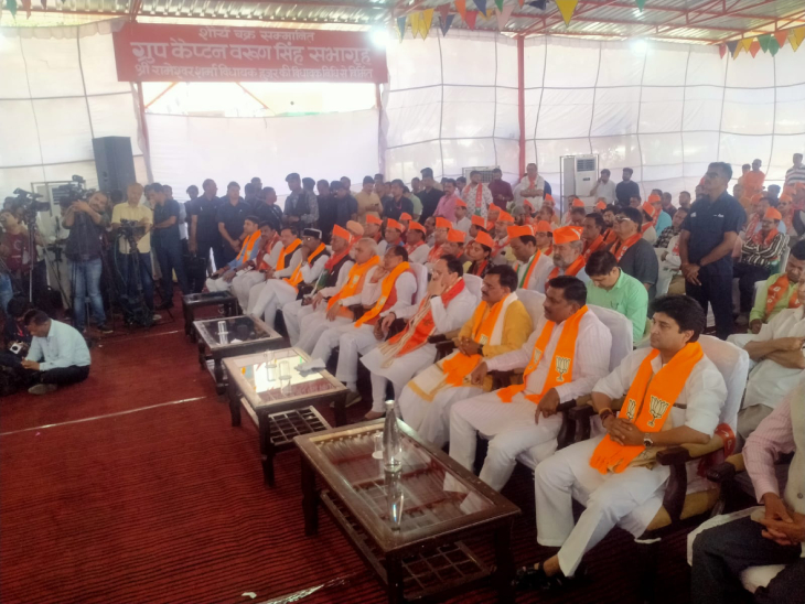 भाजपा नेताओं व कार्यकर्ताओं के साथ प्रधानमंत्री नरेंद्र मोदी का कार्यक्रम 'मन की बात' सुनते हुए पार्टी के राष्ट्रीय अध्यक्ष जेपी नड्डा।