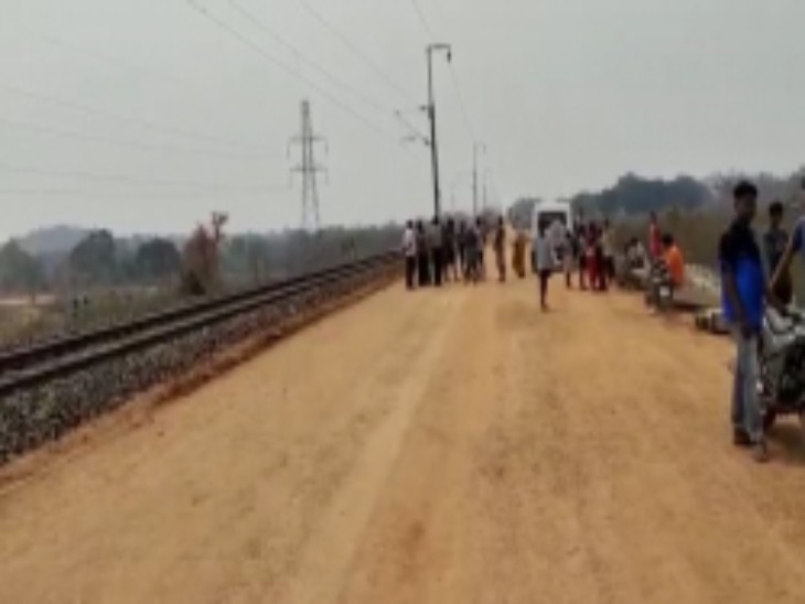 An old man sitting on the railway track died after being hit by a train ...