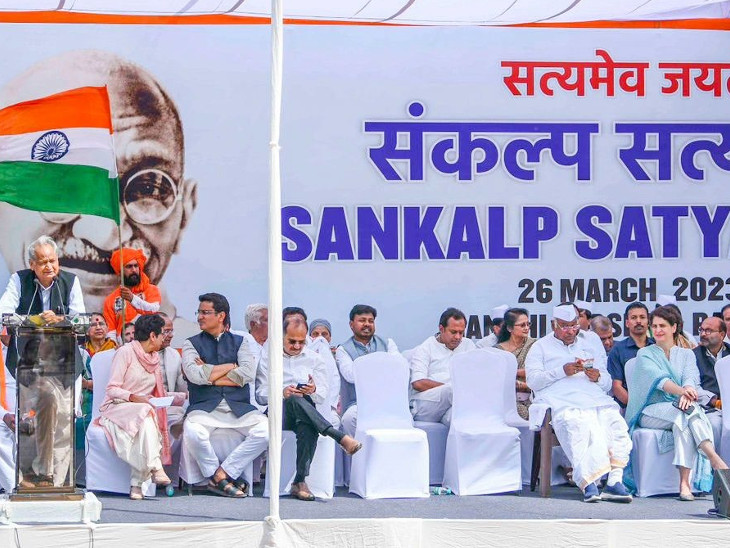 अशोक गहलोत के भाषण के दौरान प्रियंका गांधी कांग्रेस अध्यक्ष मल्लिकार्जुन खड़गे से चर्चा कर रही थीं। तब गहलोत ने उनका ध्यान खींचते हुए, अपना भाषण आगे बढ़ाया।