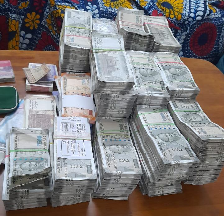 सीबीआई ने 500 और 200 रुपए के नोटों की गड्डियां जब्त कीं।