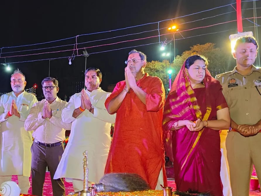 आरती में मौजूद विधायक, डीएम और एसपी।