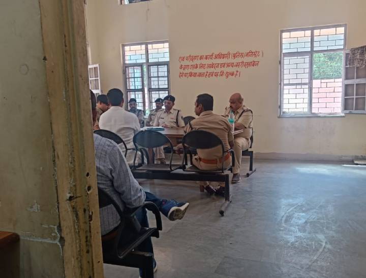 एमवाय अस्पताल में पुलिस अधिकारियों के साथ चर्चा करते हर्ष के पिता महू थाना प्रभारी महेन्द्र सिंह भदौरिया।