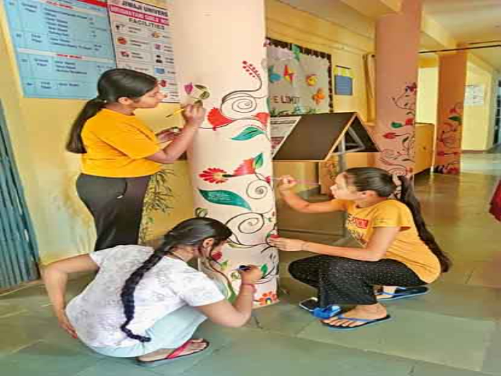 गर्ल्स हॉस्टल में सजावट करती छात्राएं। - Dainik Bhaskar