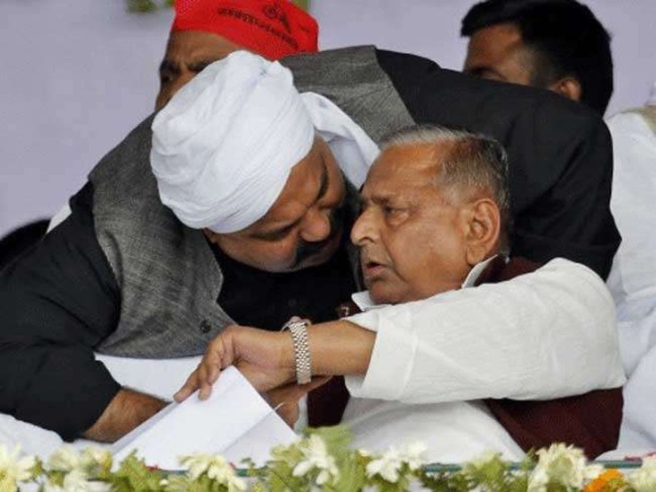 मुलायम सिंह यादव अतीक अहमद के चकिया स्थित आवास पर भी आते थे।
