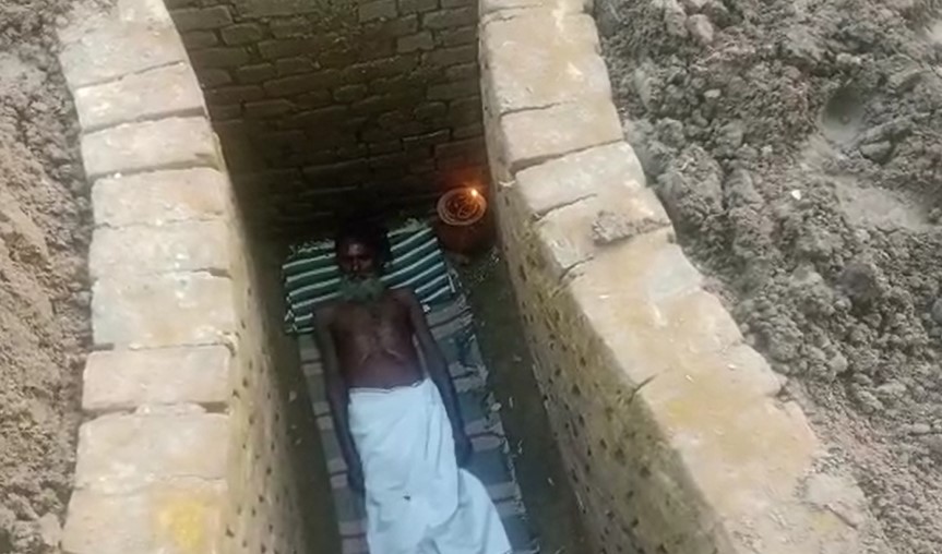 पुलिस प्रशासन ने गड्‌ढे से मिट्‌टी हटाई तो अंदर पुजारी लेटे हुए मिले। उनके सिर के पास एक दीपक जल रहा था। बाद में उनको आवाज देकर उठाया गया और मेडिकल के लिए अस्पताल ले जाया गया।